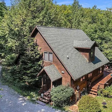 Treehouse feel, sleeps 10! Near Crystal Lake’s South Shore public beach and CSA.