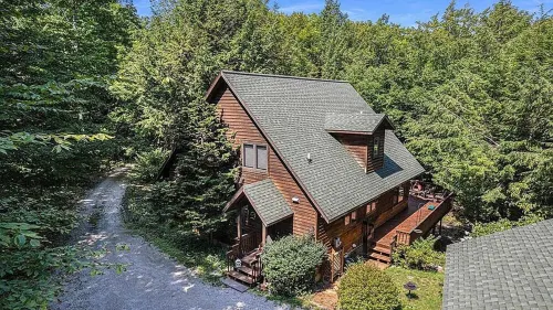 Treehouse feel, sleeps 10! Near Crystal Lake’s South Shore public beach and CSA.