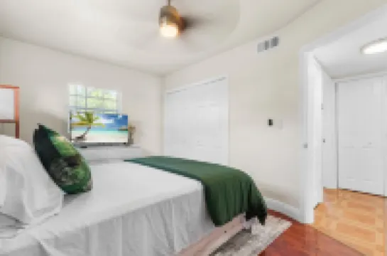 5 minutes from Hard Rock Stadium, and less than 30 minutes from South Beach 마이애미가든 호텔