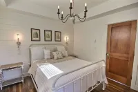 An authentic downtown Roslyn home! Walk everywhere, pets welcome!