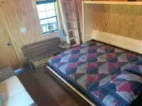 Big Mike's Cabin on the lake, next to ball diamonds nestled in 3 -cabin village Hotels in Brown County