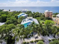 Private Beach Access Steps Away,  Pool, Outdoor Bar, 2 Golf Carts, 360 Views. 캡티바 호텔