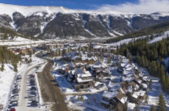 Copper Mountain -Spacious 1st Flr 2&2 near ski school/rentals,lift, hot tub