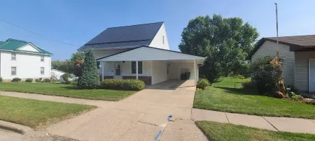 Cottage on Main/Monona Iowa is in the Middle of Everything in the Driftless Area Отели в г. Clayton County