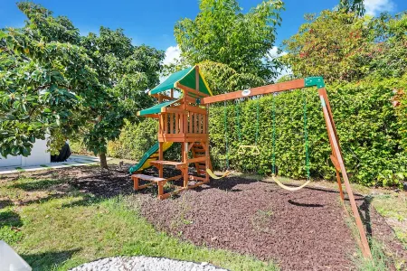 Tropical Miami Paradise / Pool Table/ Playground/ Arcade Machine/ Work Area/ BBQ