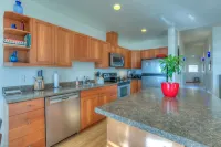 Water view! Luxury Port Suite -- walk to cafes, shops, galleries & beaches.