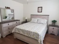 Minutes to Lake Havasu and Havasu Riviera Marina! Beautiful Pool & Spa Home!