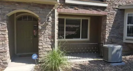 Westbury Townhome with community pool Отели рядом с достопримечательностью «Колледж Фронт Рейндж Коммьюнити»