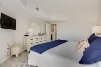 Renovated/Direct Ocean FT/1BR/1.5BA/Pool/Spa/Walk-in Shower/Roku Smart TVs/WiFi