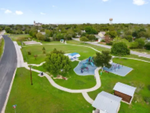 Downtown Georgetown Retreat for the family or entertaining. Pet-Friendly!