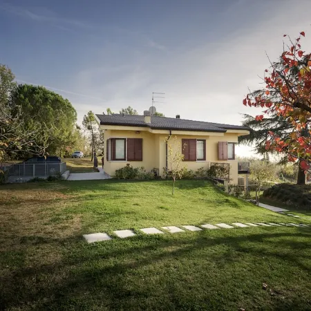Apartment in a two-family villa with panoramic views of Lake Garda