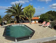 Great quiet vacation home for 4 people with private pool and large garden