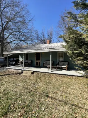 Full, private, artsy, cozy, creek-side home!