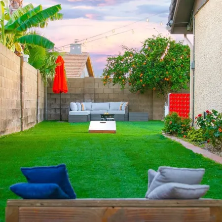 King Bed - Downtown Gilbert - Hot Tub, Pool, Entertainment, Arcades + Projector!