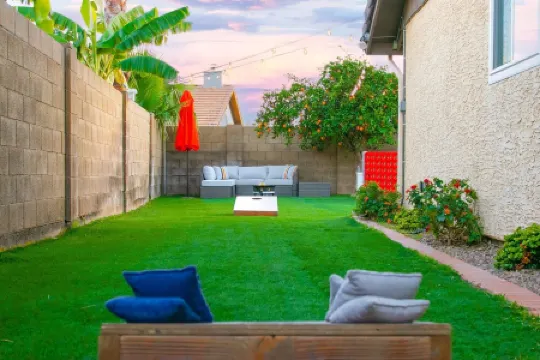 King Bed - Downtown Gilbert - Hot Tub, Pool, Entertainment, Arcades + Projector!