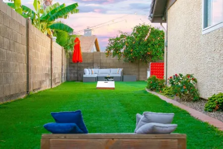 King Bed - Downtown Gilbert - Hot Tub, Pool, Entertainment, Arcades + Projector!