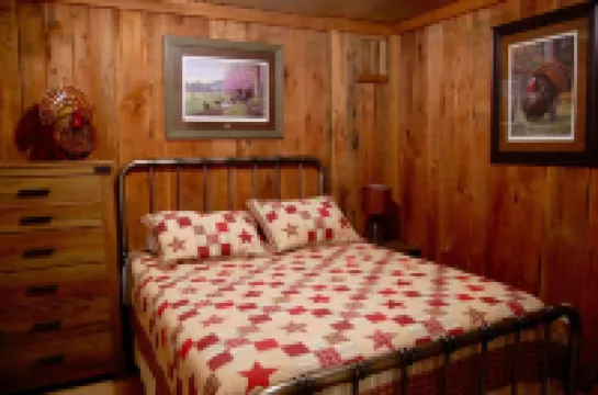 Peaceful Country Cottage with Game Room & Hot Tub