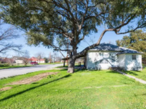 Charming 3-bedroom house with AC and WiFi in fabulous Luling Hotels in Luling