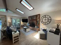 Cozy, Bright Beach Retreat In The Woods (Great for Pets & Kids - Wi-Fi