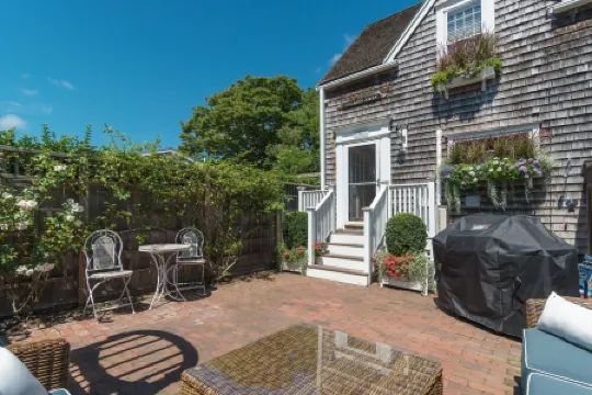 Beautiful 4 BR, 2 BA home a block fr Harbor, World Class dining Отели рядом с достопримечательностью «Peter Foulger Museum»