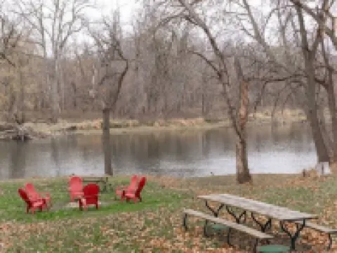 The Rest on the River - projector - fire pit - sunroom - contractors welcome Hoteles en Cedar Falls