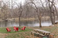 The Rest on the River - projector - fire pit - sunroom - contractors welcome