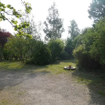 Town house on the banks of the vienne Отели в г. Шательро