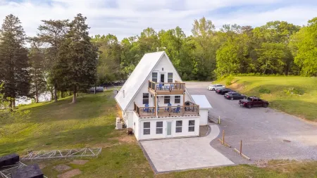 Modern Lakeside Chalet - Large Deck - Pontoon Rentals - BBQ Grill - Boat Slip