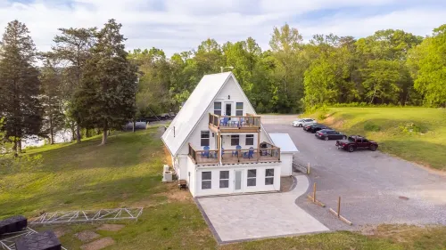 Modern Lakeside Chalet - Large Deck - Pontoon Rentals - BBQ Grill - Boat Slip