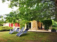 Périgourdine gîte (air-conditioned) 5kms from SARLAT, enclosed grounds.