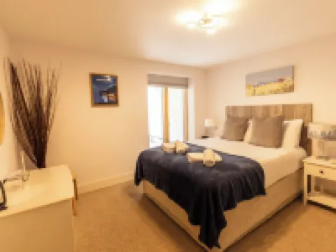 Luxury apartment with beautiful sea views.  Private parking, lift and hot tub. Ξενοδοχεία στην πόλη Mumbles