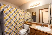 BeeCozy Cottage-Near Silverwood & Lakes! 3 bedroom & 2 baths!
