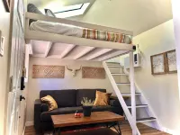 Tiny Farmhouse Cottage with Loft - Drift Asleep by Stargazing through Skylight 朱利安酒店