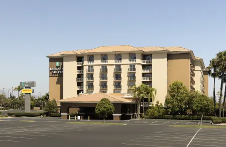 Embassy Suites by Hilton Anaheim North Отели рядом с достопримечательностью «Брадфорд Хаус»