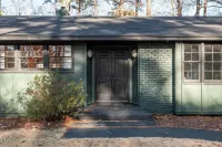 Renovated lakefront home, minutes to downtown Raleigh! Hotels near Hamrick's of Raleigh