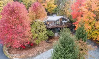 5 bdrm home located on 1st hole of Beech Mtn Golf Club. 1.8 miles to ski resort!