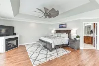 Luxury Lakefront Retreat Private Dock & Stunning Views!