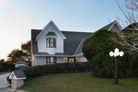 New Orleans Suburban Waterfront 5BR Home Sleeps 12 With Boat Dock