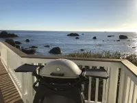 Ocean's Edge-Ocean front home!!!! Hotel in zona Brother Jonathan Cemetery