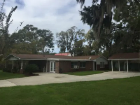 Perfect for PI graduations and Lowcountry getaways, close to PI and Sands Beach.