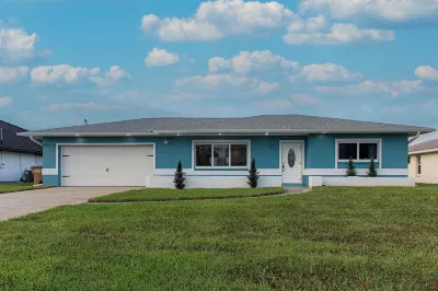 Newly Remodeled 2/2 Home with Golf Access, Game Room & Salt-Water Heated Pool Отели рядом с достопримечательностью «Cycle Co Cape Coral»