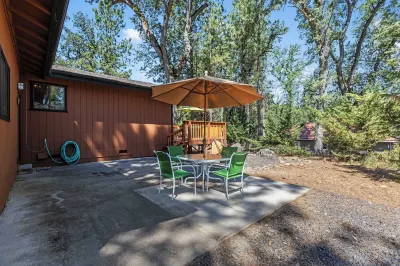 3-bedroom house in charming Groveland with WiFi, climate control, fitness room Groveland Yosemite Gateway Museum附近的飯店