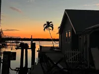 Cozy fishing cottage on canal in Matlacha - 2 bedrooms and large outdoor space Hotels in Matlacha