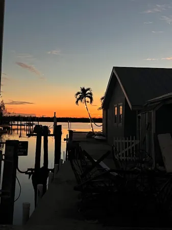 Cozy fishing cottage on canal in Matlacha - 2 bedrooms and large outdoor space Отели в г. Matlacha