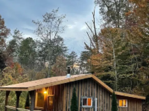 Cozy Cabin, private, romantic, wood stove, WiFi, mountains, NC マクドウェルのホテル