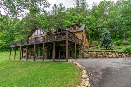 Bear Creek Cabin! Hot Tub+Fire Pit, Fireplace, Mtn Lodge, Private, WiFi, Grill!