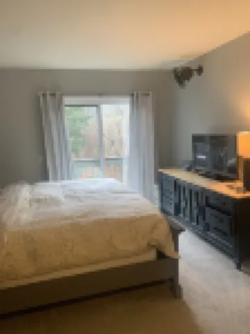 Newly renovated Townhouse walking distance to Mt.Snow base lodge.