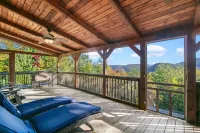 Secluded Wood Cabin-Amazing Mtn Views, Hot Tub, WiFi
