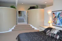 Special Pricing for a Private Estate, Immaculate  One of a Kind ' Atmosphere - balcony