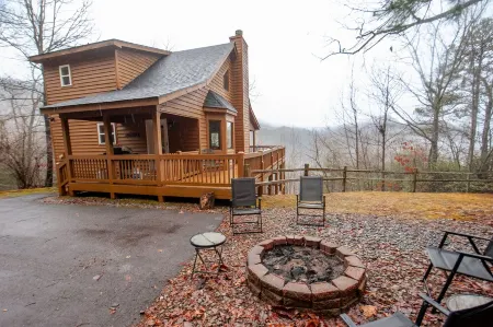 A Perfect View! Dog Friendly Cabin at The Top of The Mountain! Отели в г. Рейбан